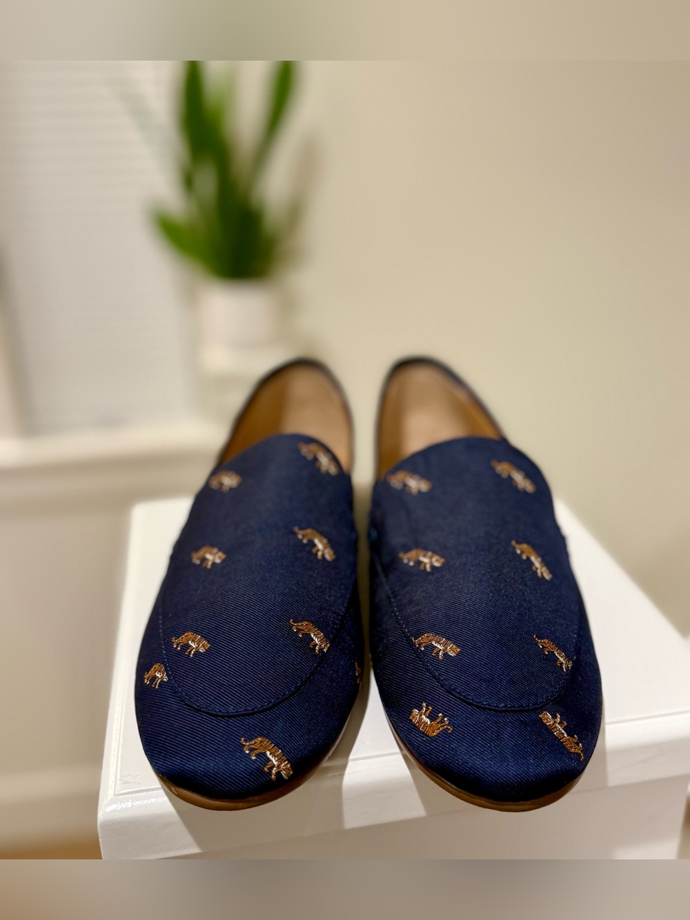 Banana Republic Navy Tiger Embroidered Loafers Flats Size 9